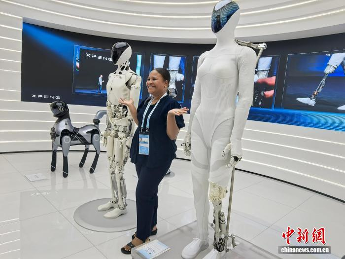 APEC嘉宾参访广州 中国人工智能产品受青睐
